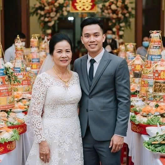 Gia đình tôi rất mừng và ủng hộ mẹ đi bước nữa. Chú kia làm quản lý cấp cao ở nhà máy giày da, kinh tế ổn định, kém mẹ tôi vài tuổi. Đám cưới của mẹ tôi được tổ chức khá linh đình. Rạp cỗ phải hơn trăm mâm, khách đến đông kín cả làng. Chưa bao giờ tôi thấy mẹ xinh đẹp như thế. Nhưng