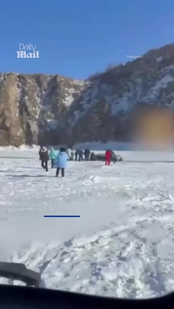 Xe du lịch chìm xuống hồ sâu, 8 người th:iệt m:ạng –