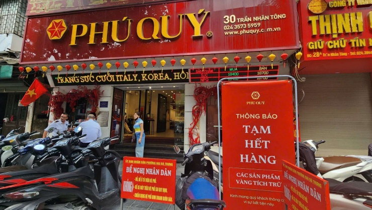 Giá vàng hôm nay mới nhất (1/3) tiếp đà tăng: Nhà vàng dừng bán, người mua vẫn xếp hàng xuyên trưa