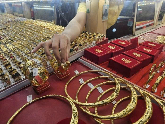 Giá vàng hôm nay 9-3: Vàng lao dốc, dầu vượt 100 USD/thùng