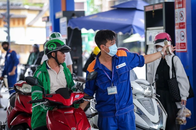 Giá xăng dầu hôm nay 14.3.2026: Thế giới tăng, trong nước đứng yên nhờ xả Quỹ bình ổn