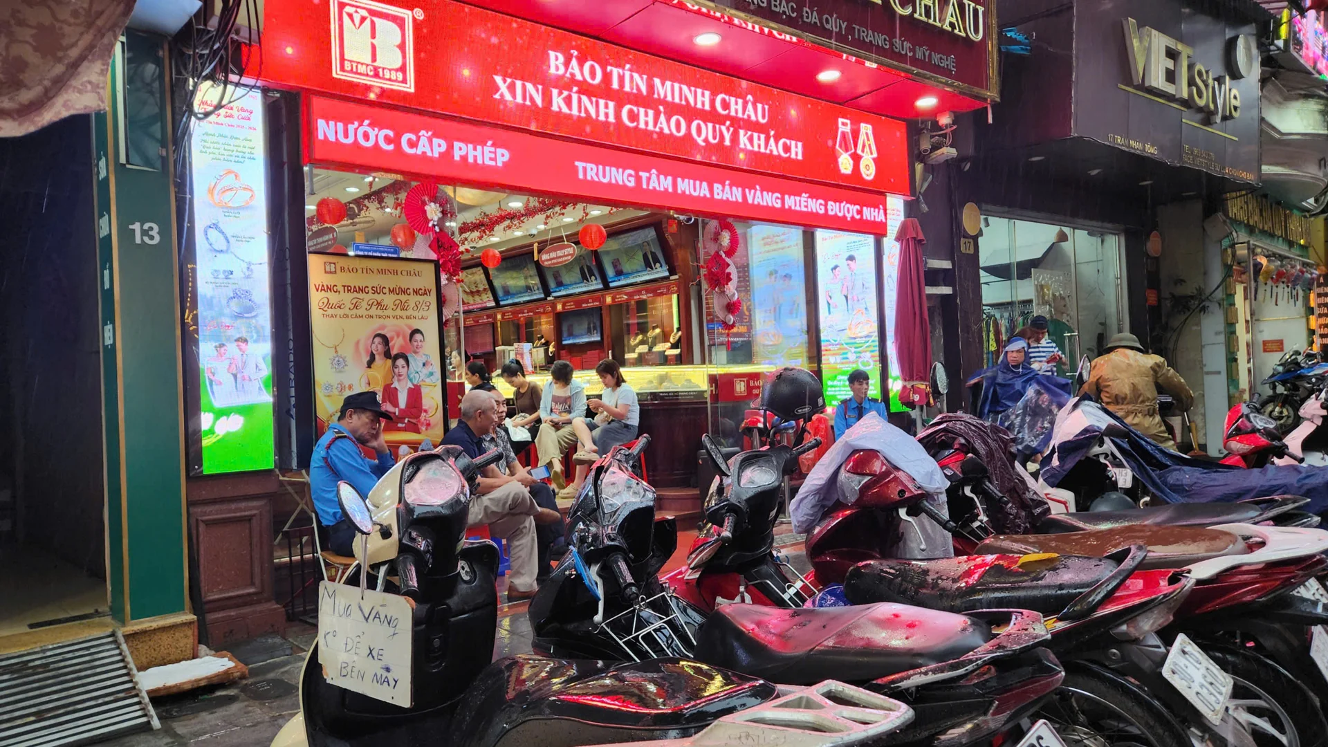 Giá vàng hôm nay mới nhất (29/3): Nhà vàng bán tháo, thị trường chợ đen cắt lỗ