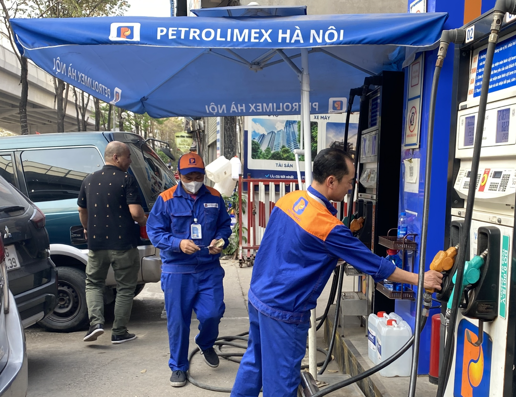 Giá xăng dầu hôm nay 17/3: Dầu thô vọt lên cao rồi bất ngờ lao dốc, xăng dầu trong nước “hạ nhiệt”