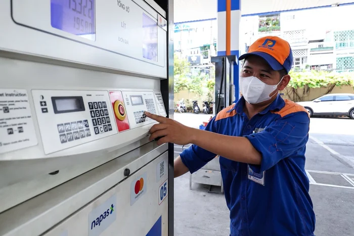 Giá xăng dầu hôm nay 15/3: Tăng mạnh dữ dội