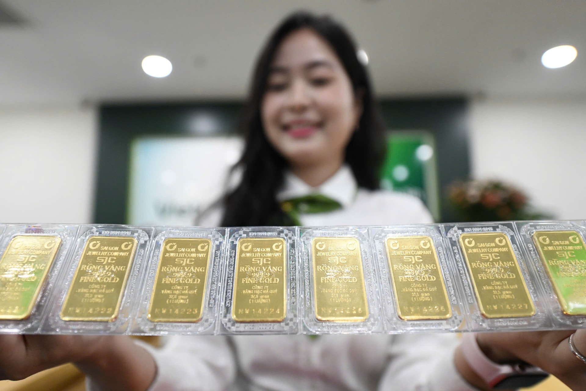 Giá vàng hôm nay 16.3: Mua vàng tuần trước, lỗ ngay chiếc xe điện tuần này